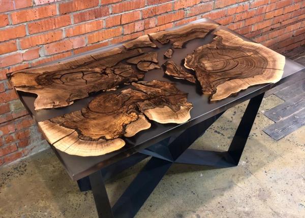 Стол река с эпоксидной смолой